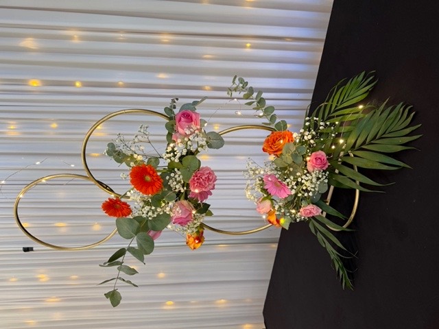 Composition florale orange et rose sur cercle doré – Armony's Déco
