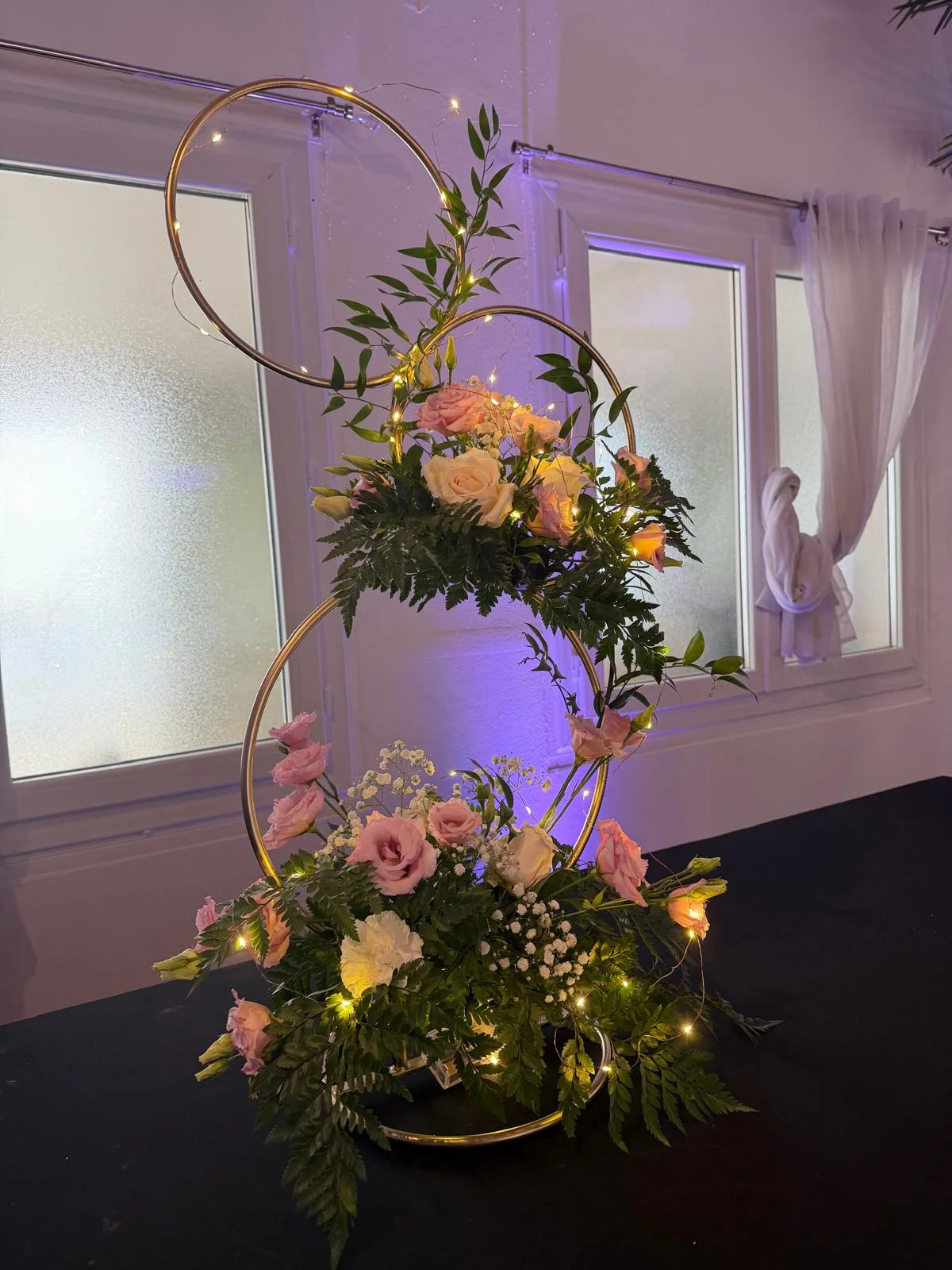 Double cerceau doré fleuri de roses pastel, sur fond mauve – Armony's Déco