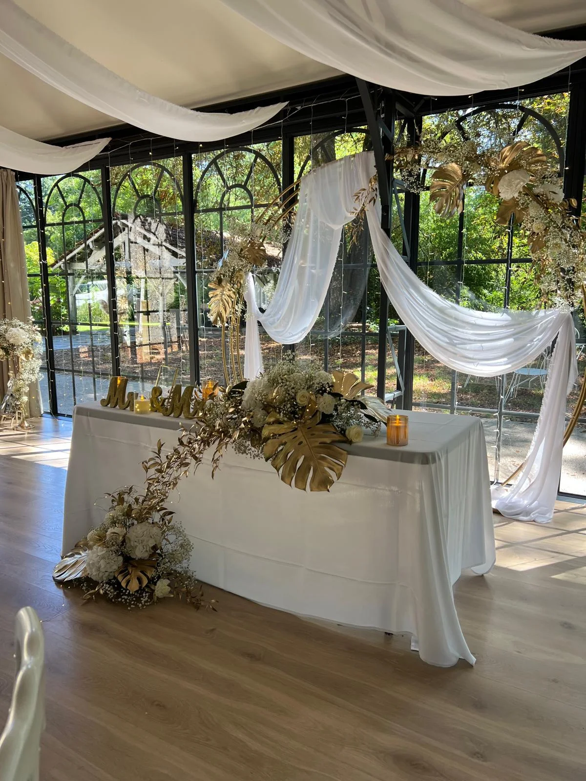 Orangerie aux voilages blancs et table d'honneur fleurie – Armony's Déco