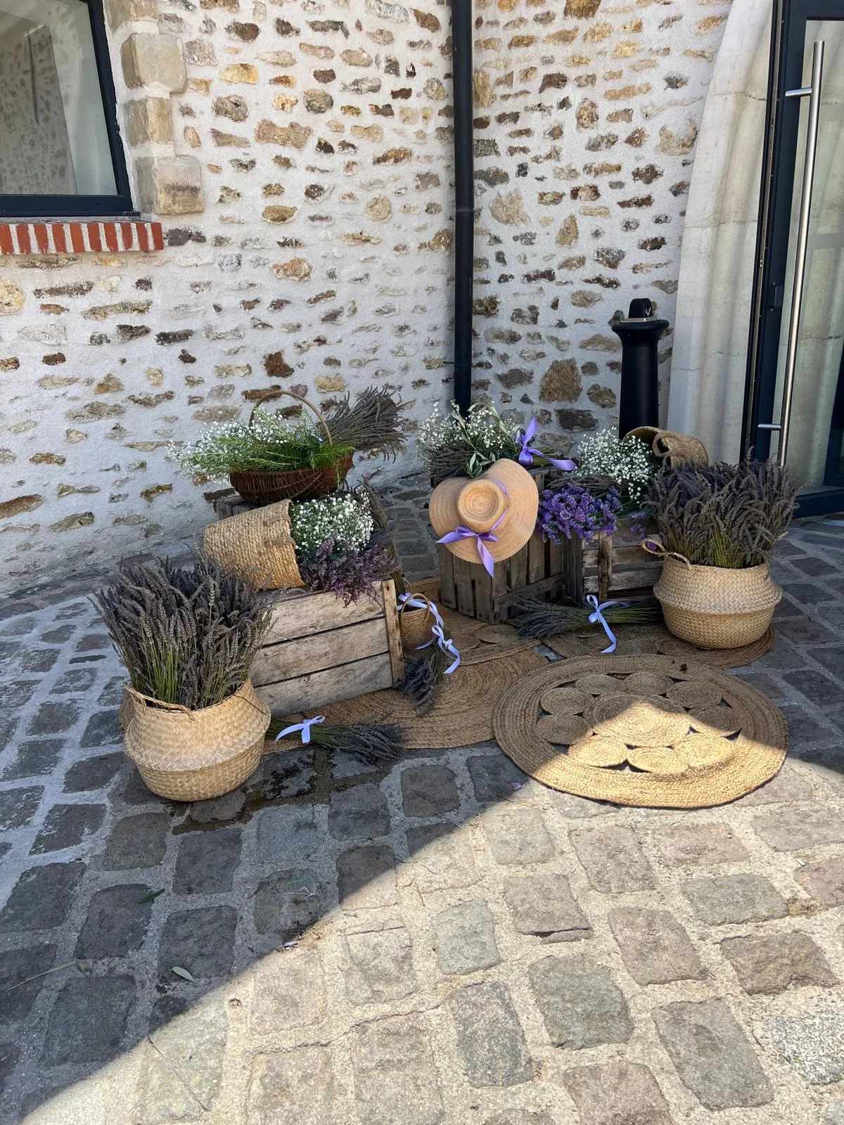 Paniers de lavande et plantes dans une cour pavée – Armony's Déco