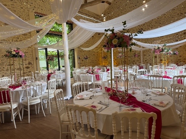 Salle de mariage décorée de voilages et de touches rouges – Armony's Déco