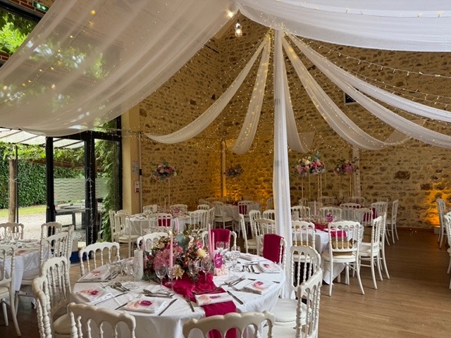 Salle de réception avec voilages blancs et compositions florales – Armony's Déco