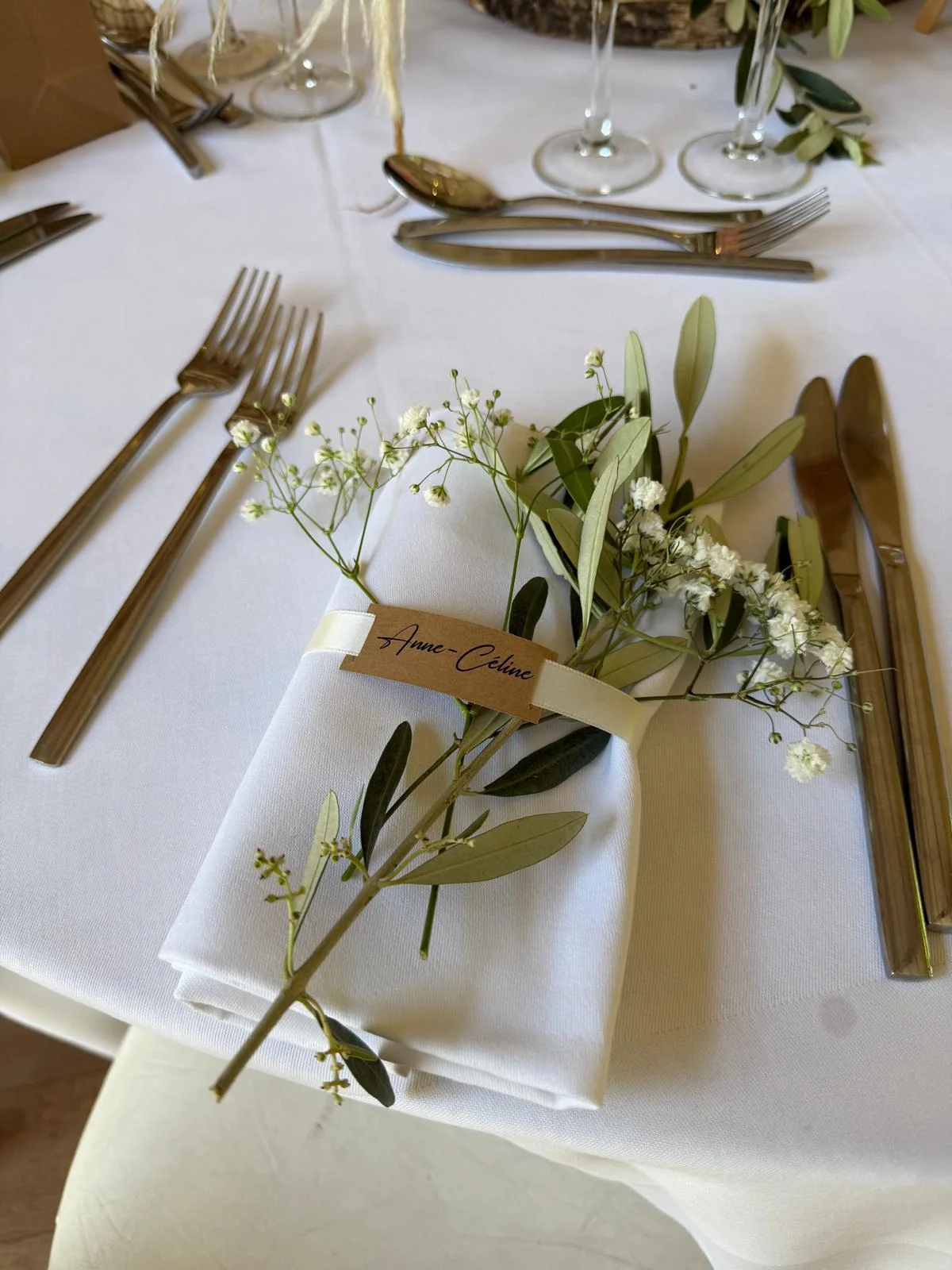 Serviette avec brin d'olivier, gypsophile et marque-place kraft – Armony's Déco