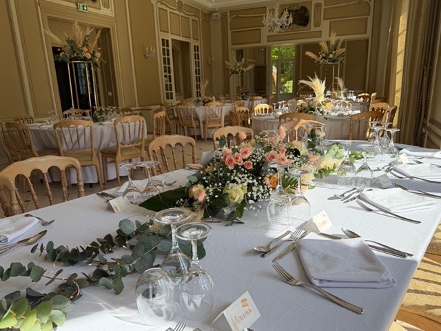 Table d'honneur avec guirlande de feuillage – Armony's Déco