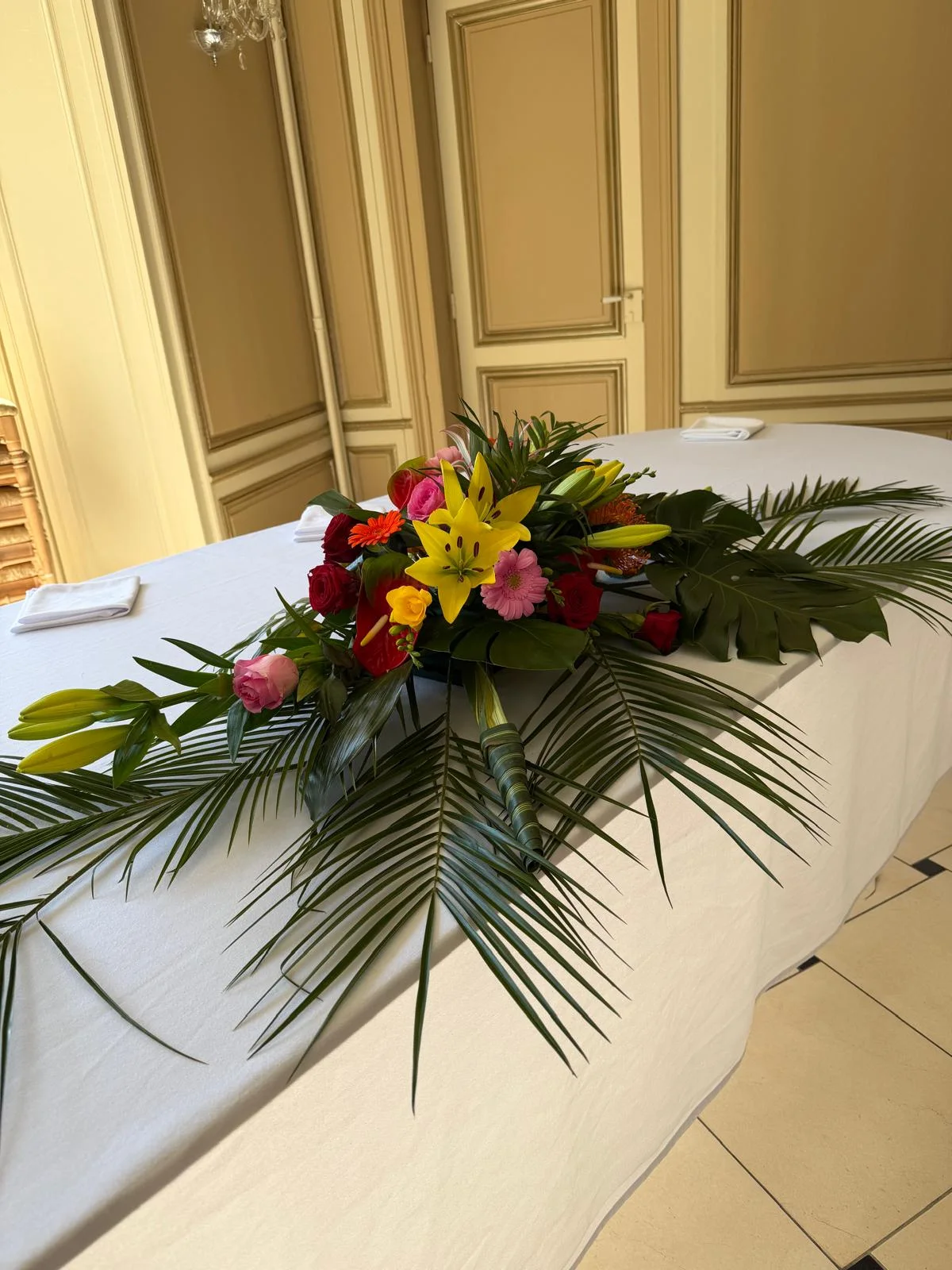 Table d'honneur exotique : palmes, anthuriums et fleurs colorées – Armony's Déco