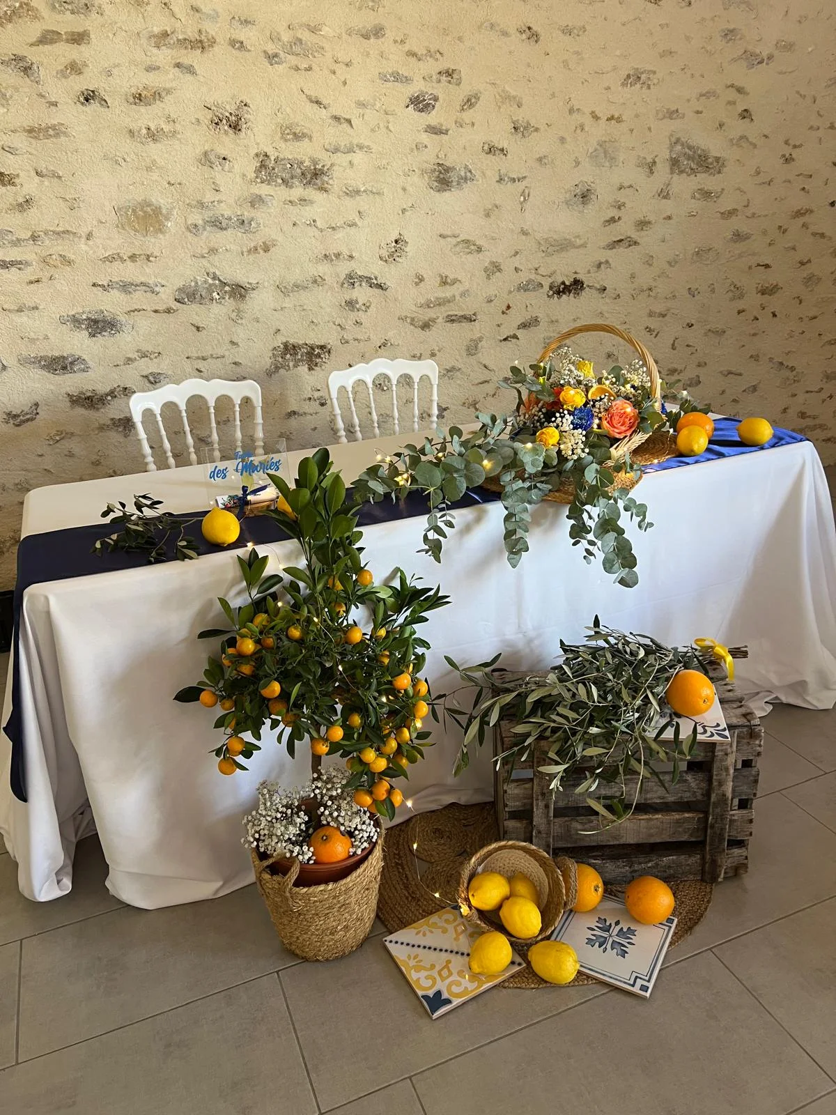 Table des mariés thème agrumes : chemin de table bleu, oranger, citrons, olivier et carreaux de ciment – Armony's Déco