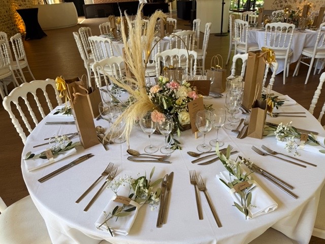 Table ronde avec composition de pampa et bougies – Armony's Déco