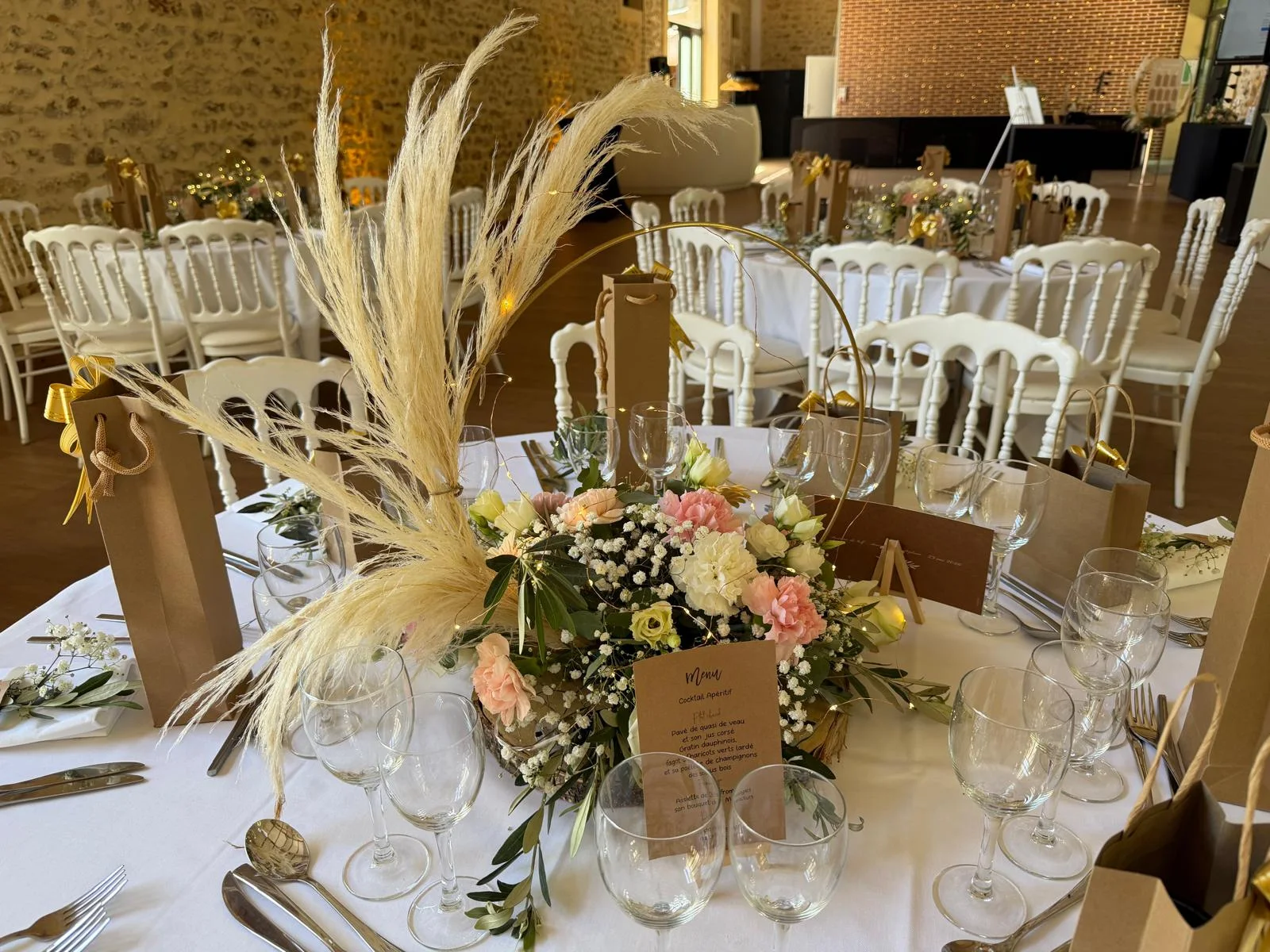 Table ronde avec pampa, roses pêche et sachet kraft – Armony's Déco
