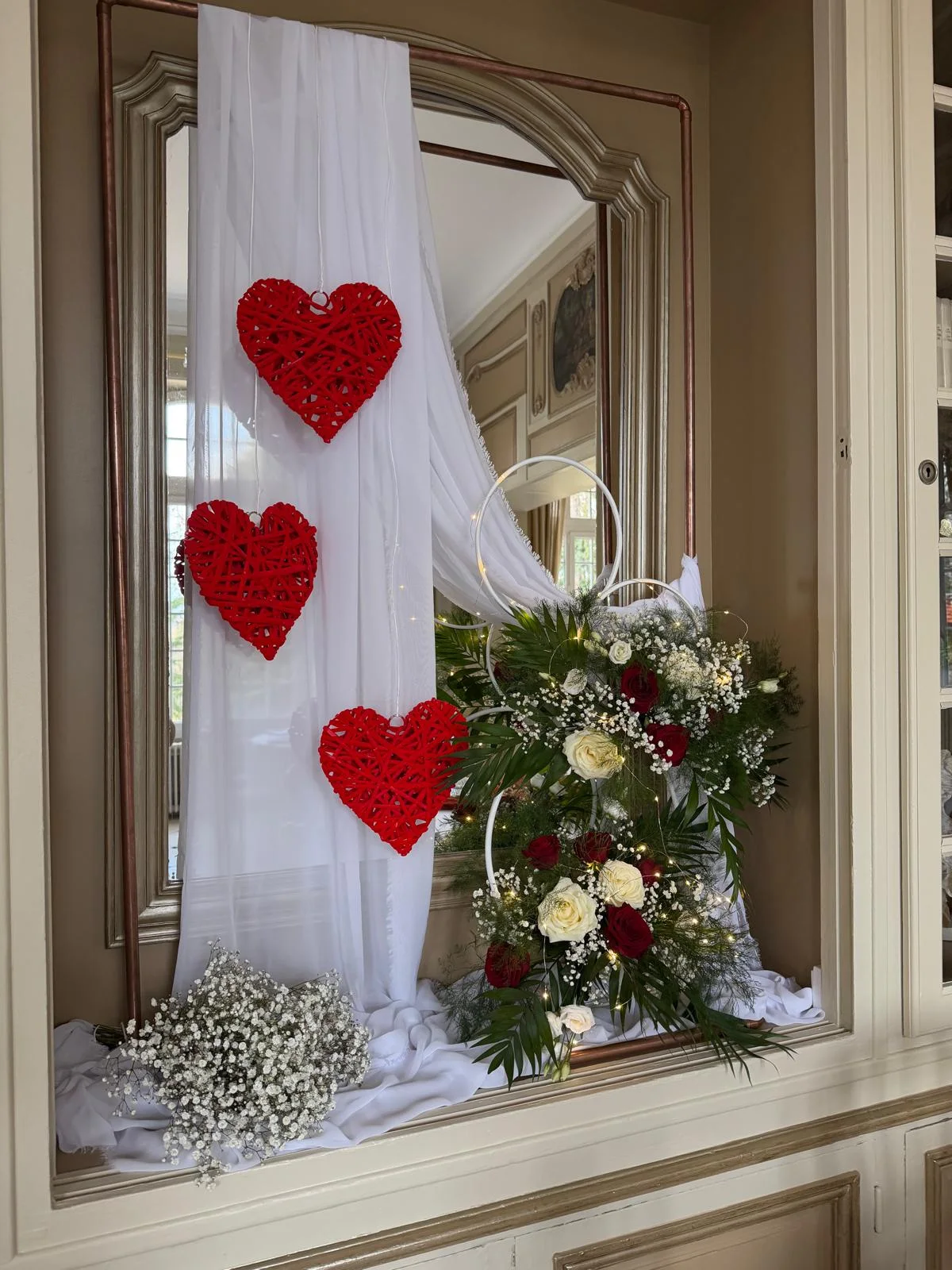 Thème amour : voilage blanc, cœurs rouges pailletés et roses rouges – Armony's Déco