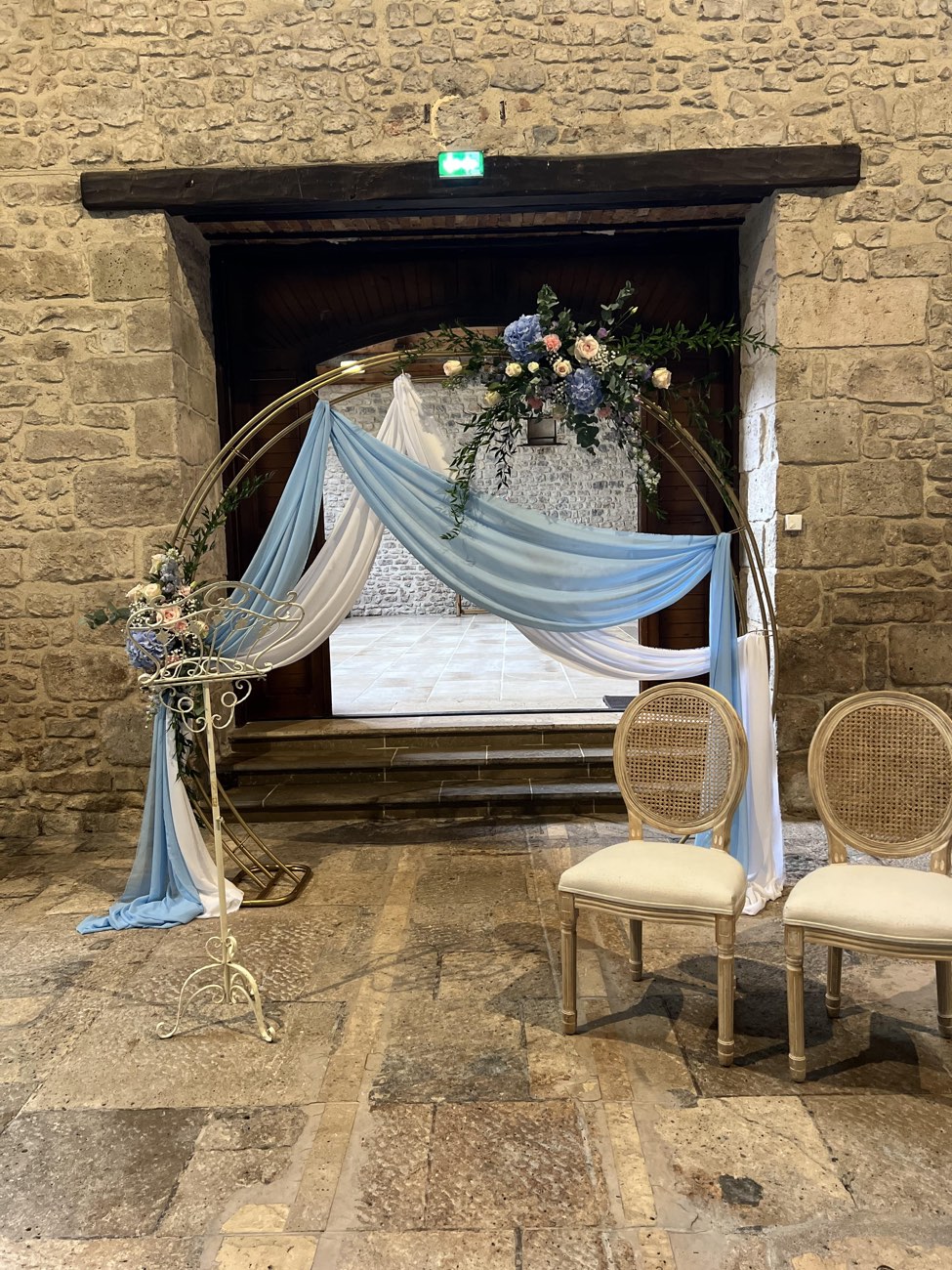 Décoration de mariage : Arche de cérémonie, voilage bleu