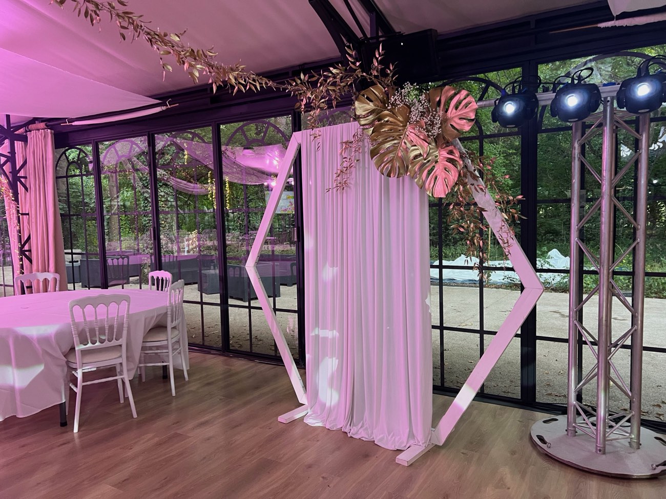 Décoration de mariage : Arche, voilage et feuillage bombé or