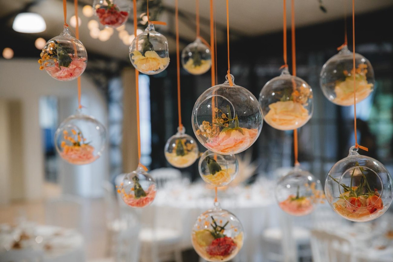 Décoration de mariage : Boules de verre suspendues