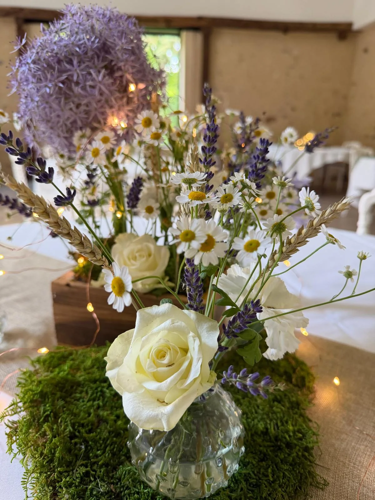 Bouquet champêtre : rose blanche, lavande, marguerites et allium sur mousse – Armony's Déco