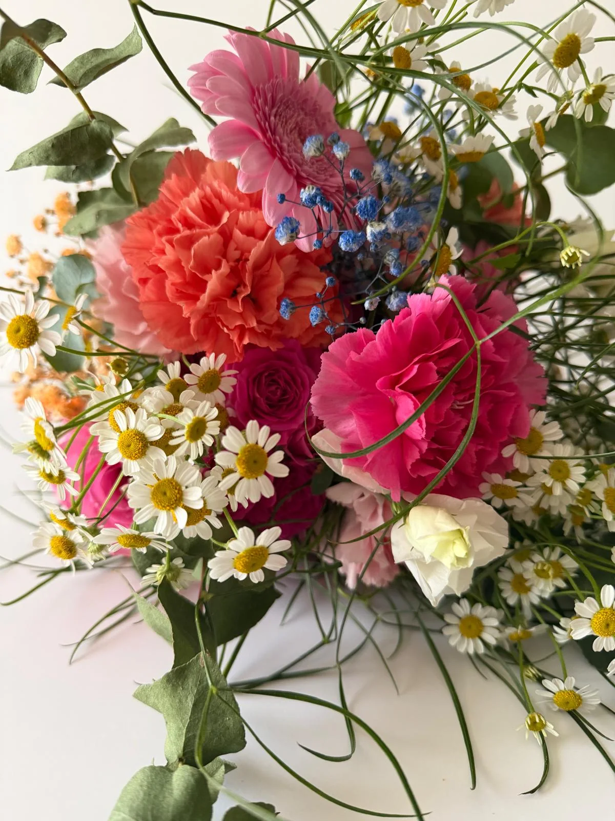 Bouquet corail et rose, œillets, marguerites et touches de bleu – Armony's Déco