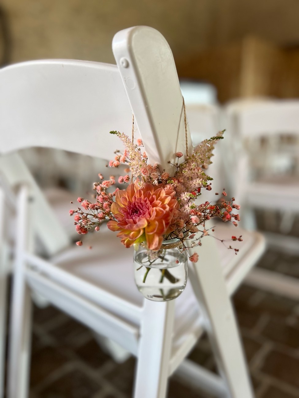 Décoration de mariage : Bouquet sur chaise de cérémonie