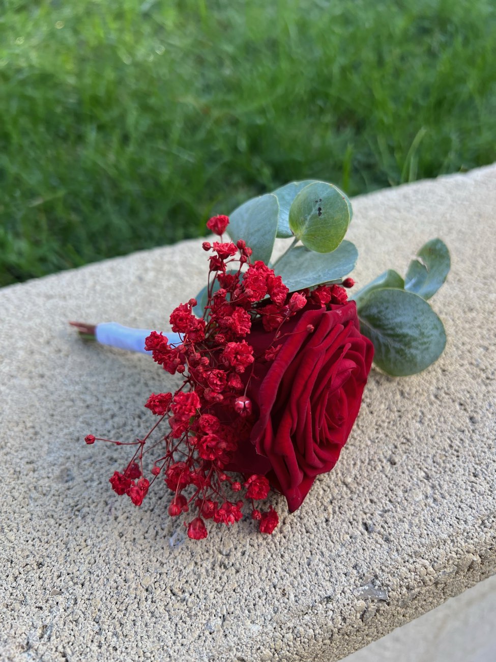 Décoration de mariage : Boutonnière rose rouge