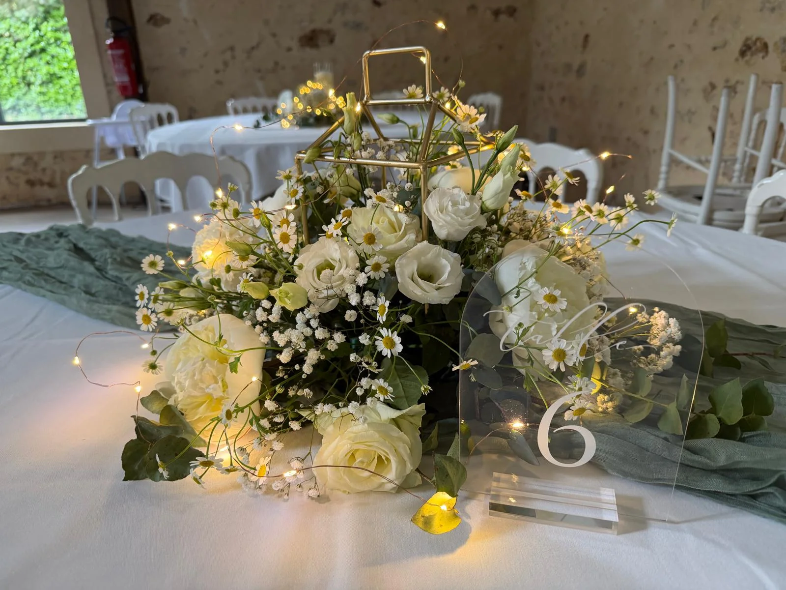 Centre de table blanc, roses et gypsophile, numéro de table sur chemin de table vert sauge – Armony's Déco