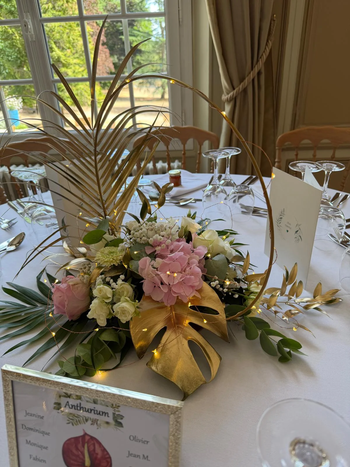 Centre de table pivoines roses, feuilles de palmier et monstera dorés, menu assorti – Armony's Déco