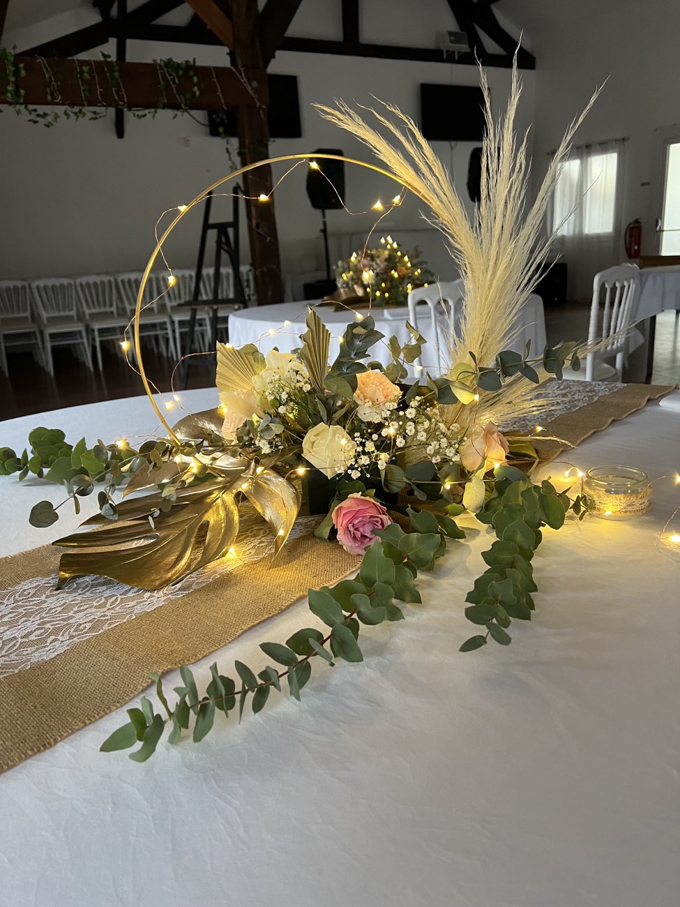 Décoration de mariage : Cerceau doré avec pampas et feuillage doré