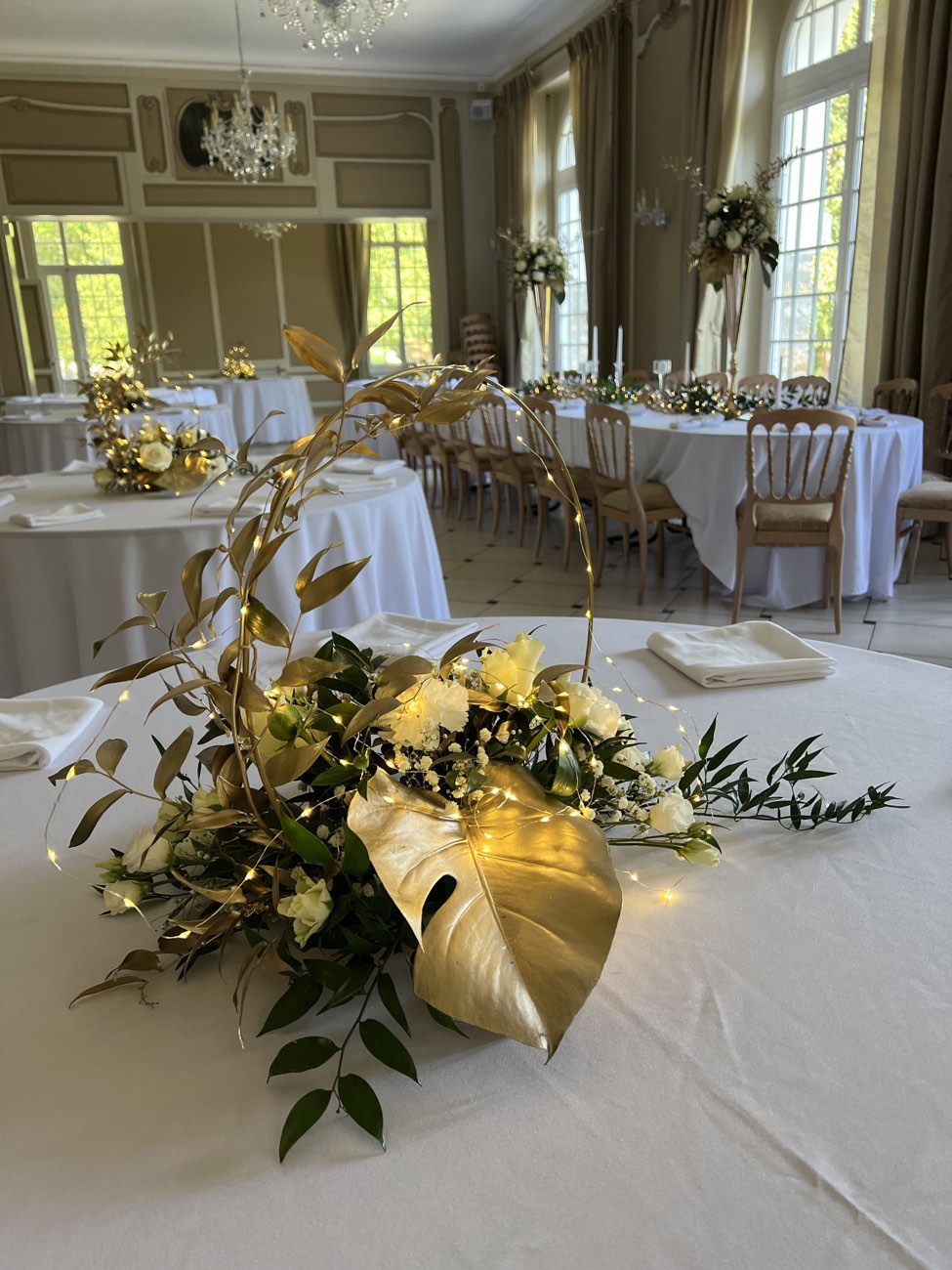 Décoration de mariage : Cerceau et feuillage dorés