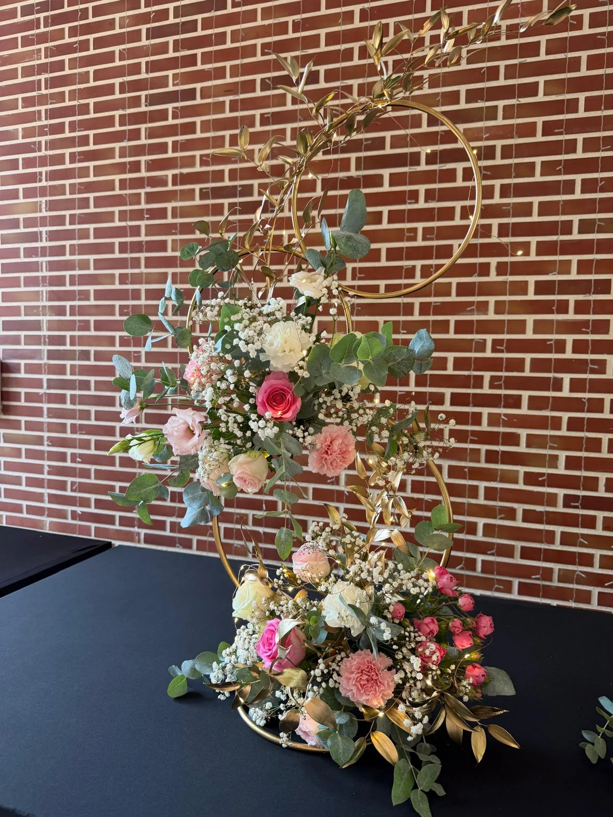 Cerceaux dorés fleuris de roses roses et d'eucalyptus – Armony's Déco