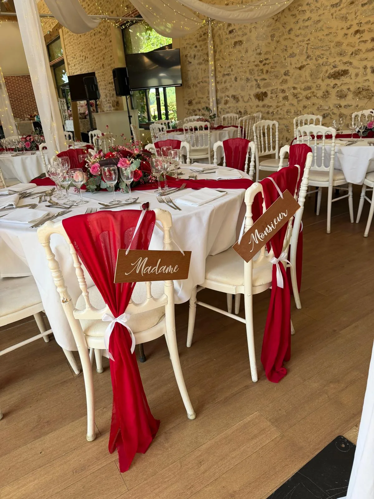 Chaises des mariés aux voilages rouges et panneaux « Madame » et « Monsieur » – Armony's Déco
