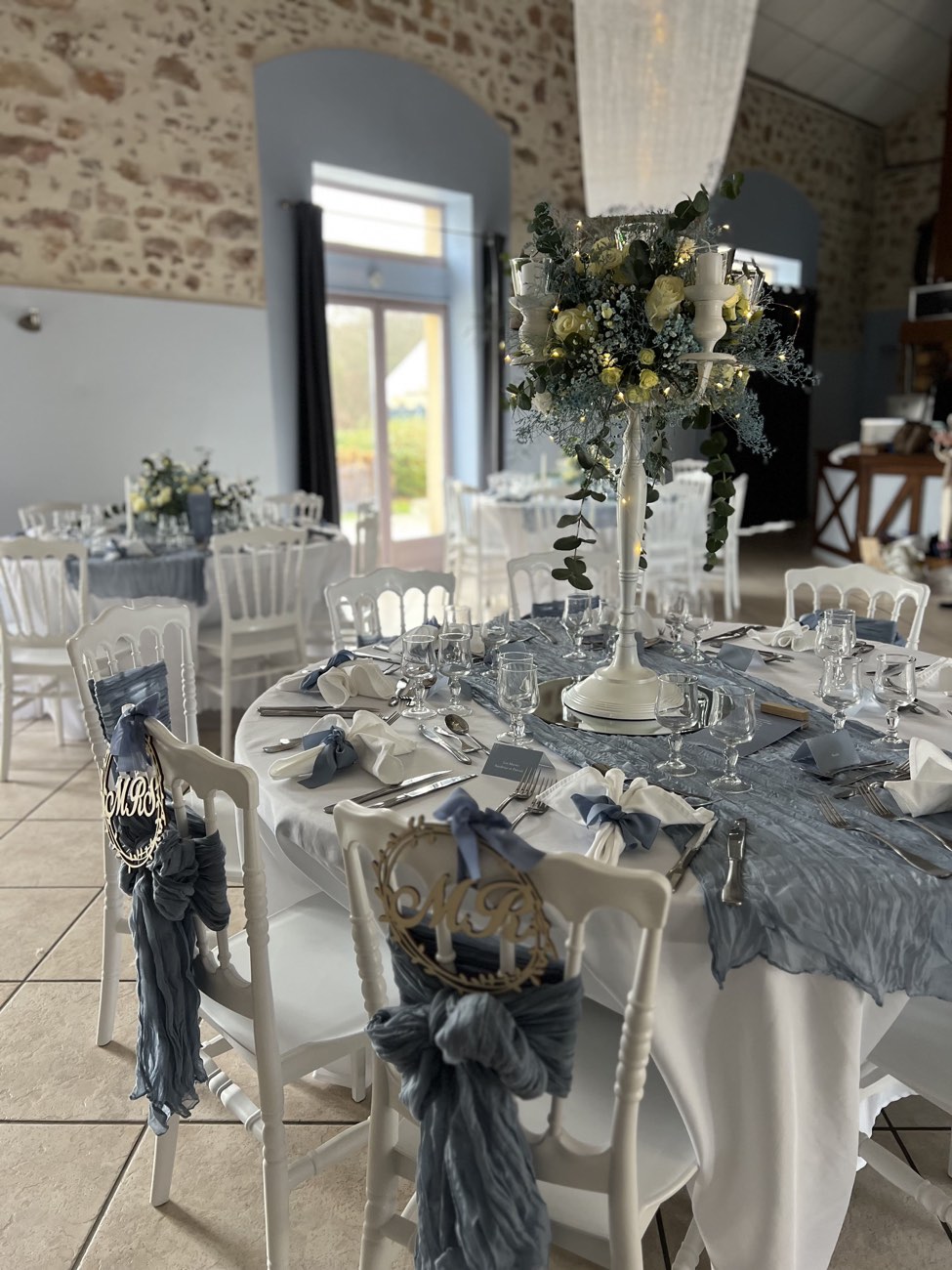 Décoration de mariage : Chandelier blanc fleuri