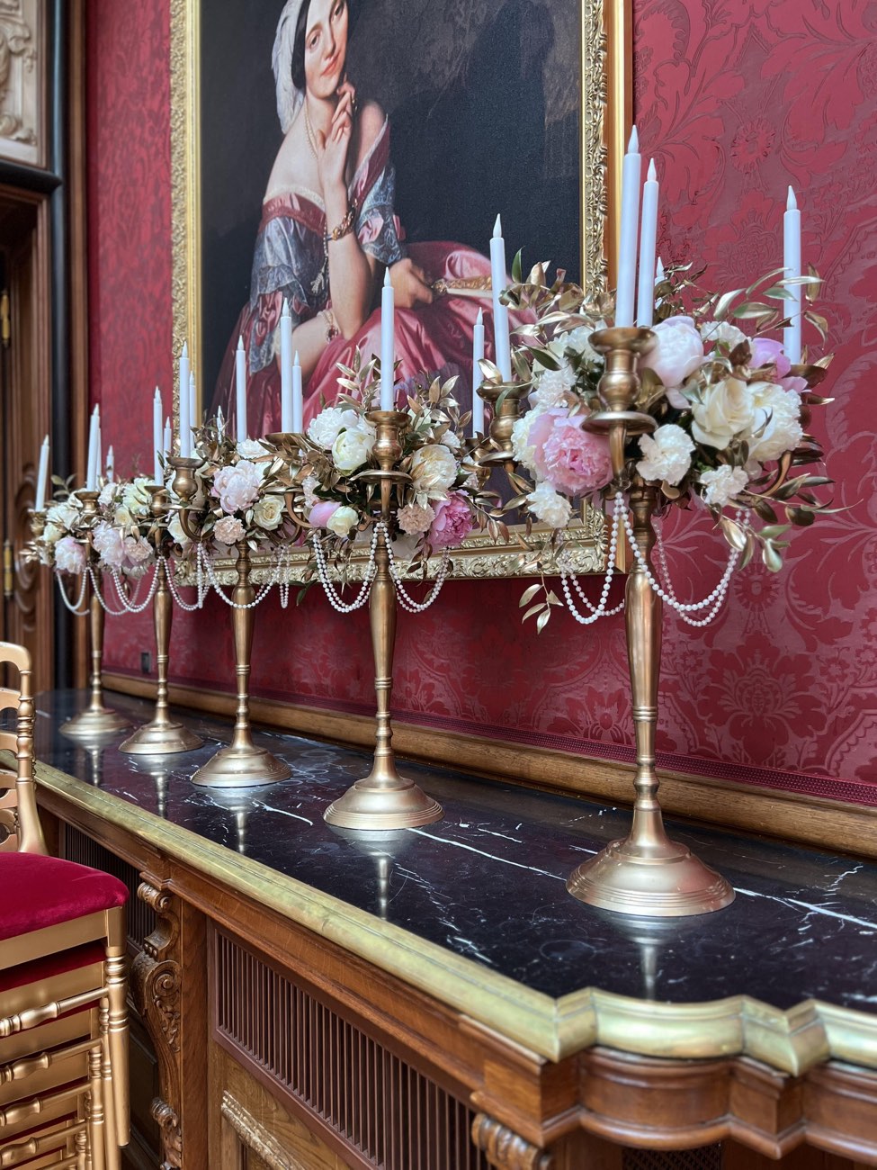 Décoration de mariage : Chandelier doré fleuri