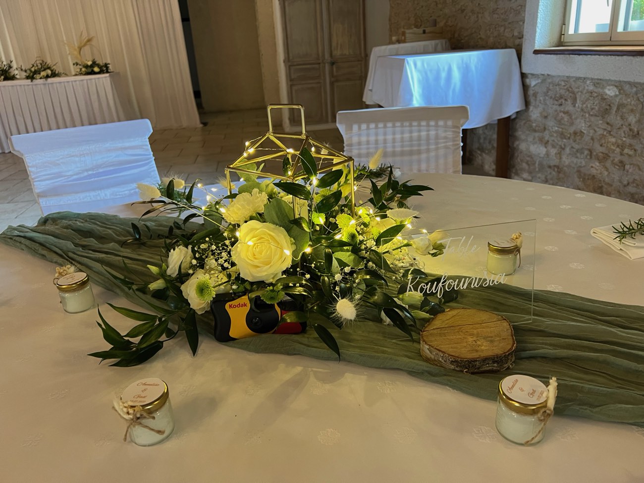 Décoration de mariage : Composition florale et guirlande de leds