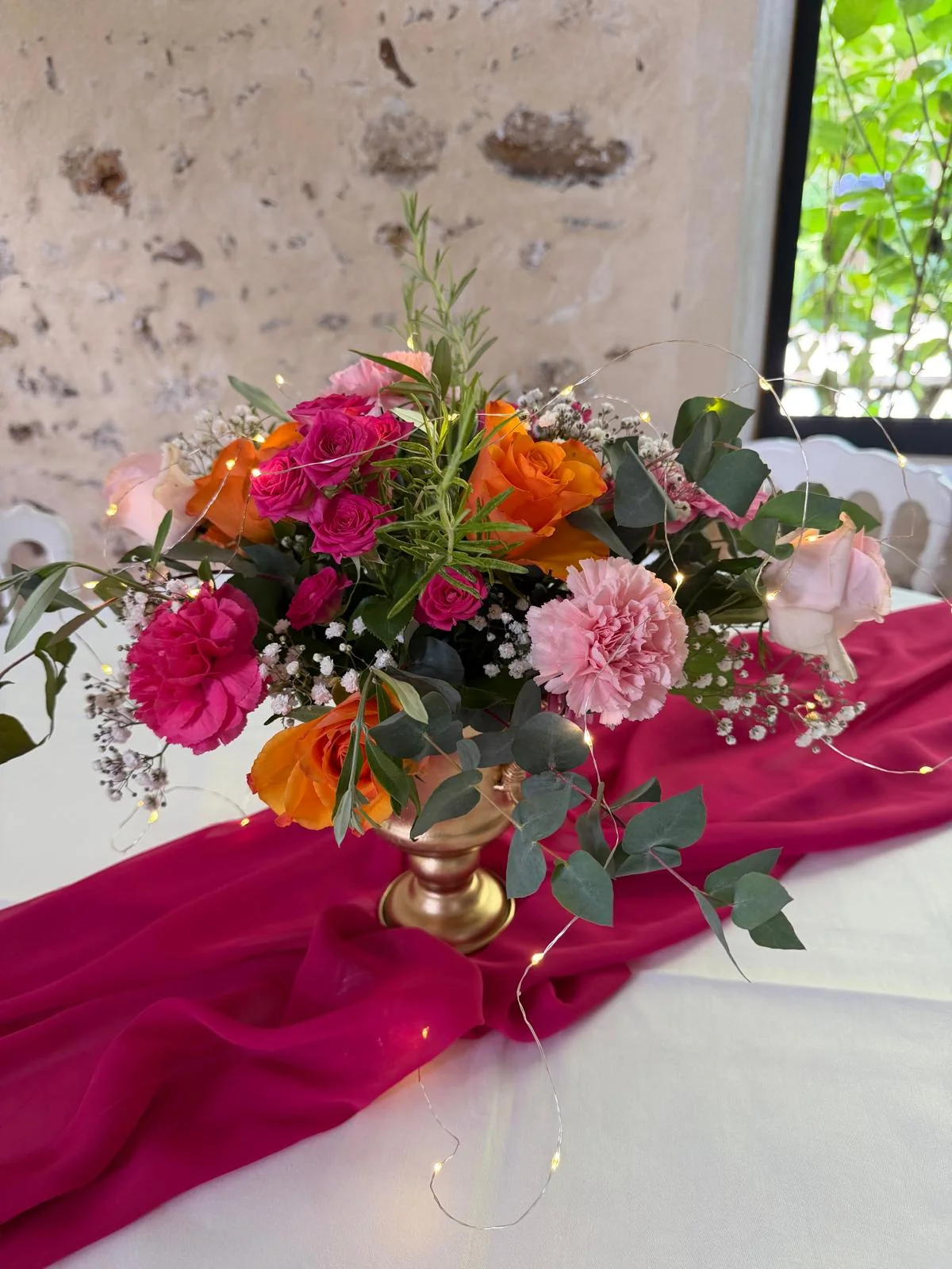 Composition fuchsia et orange dans un vase doré sur chemin de table rose – Armony's Déco