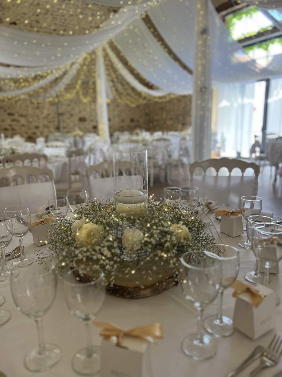 Décoration de mariage : Couronne de gyrpophile, roses et oeillets