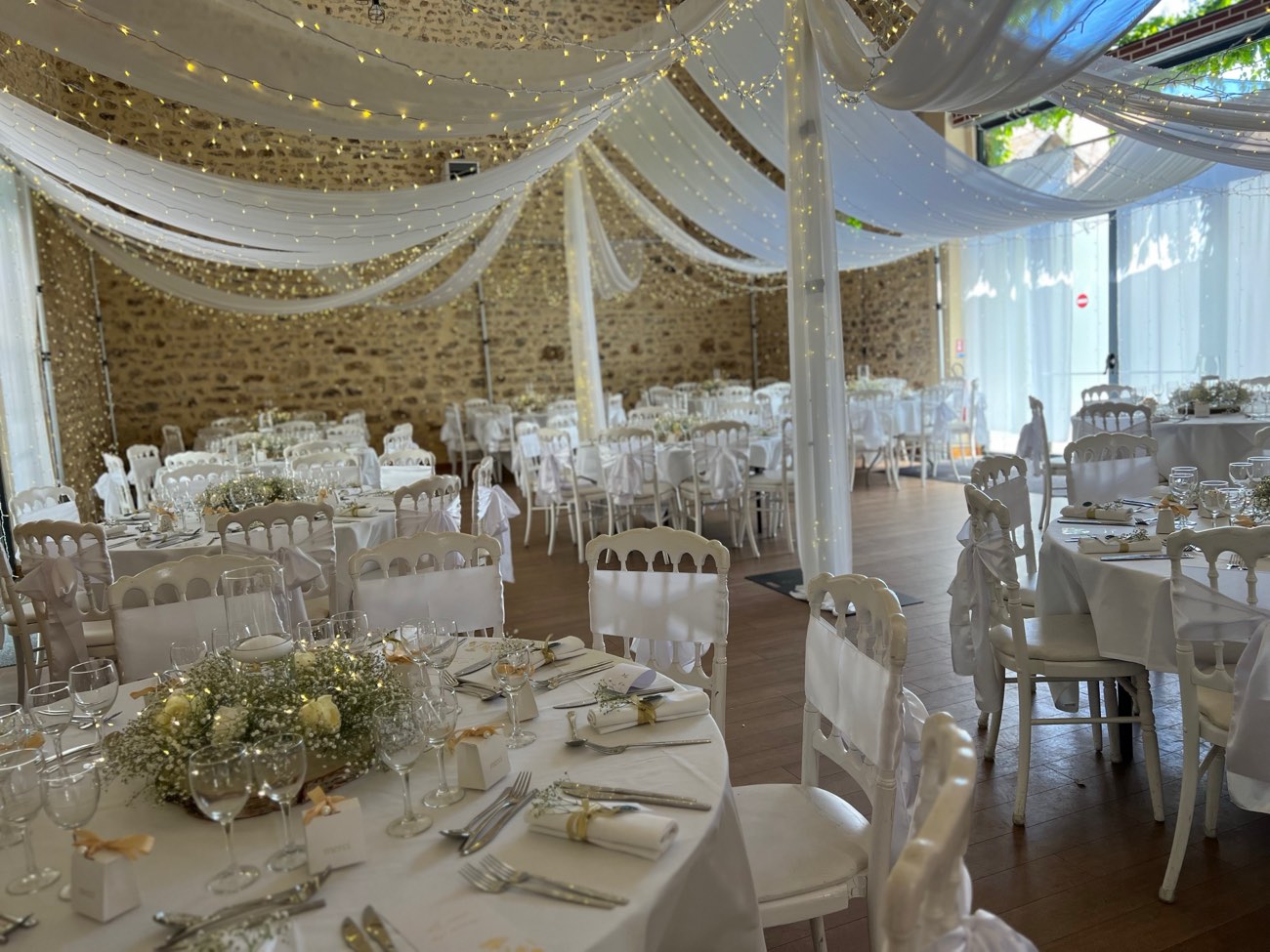 Décoration de mariage : Couronne gypsophile et chapiteau de lumière