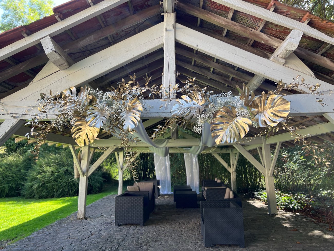Décoration de mariage : Déco florale en entrée de préau