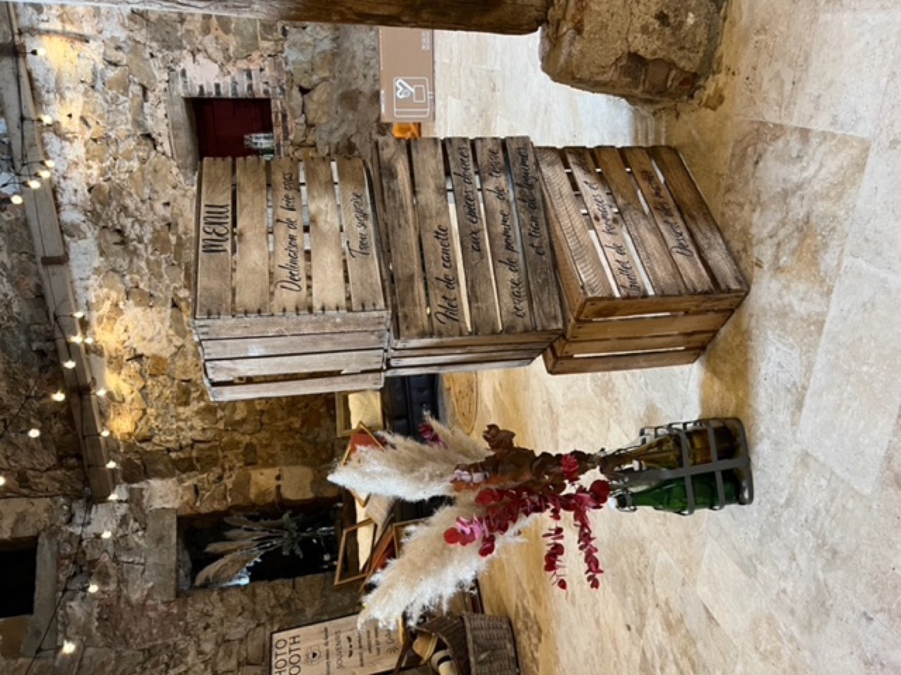Décoration de mariage : Menu sur caisses bois