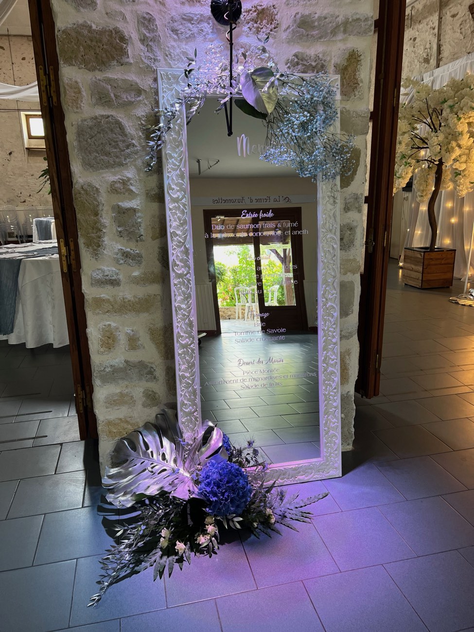 Décoration de mariage : Menu sur miroir et composition florale
