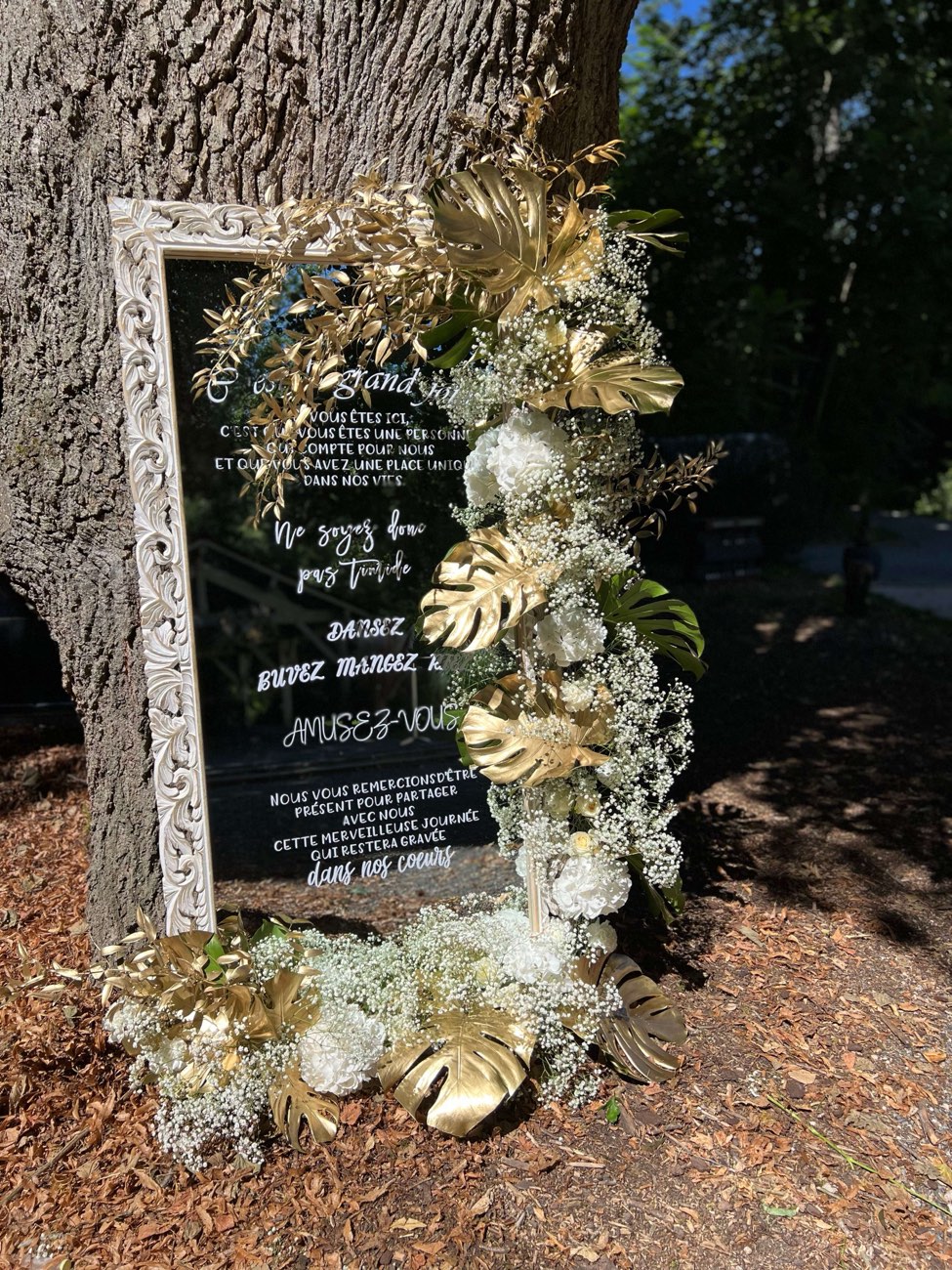 Décoration de mariage : Menu sur miroir géant et descente de gypsophile, fleurs et feuillage doré