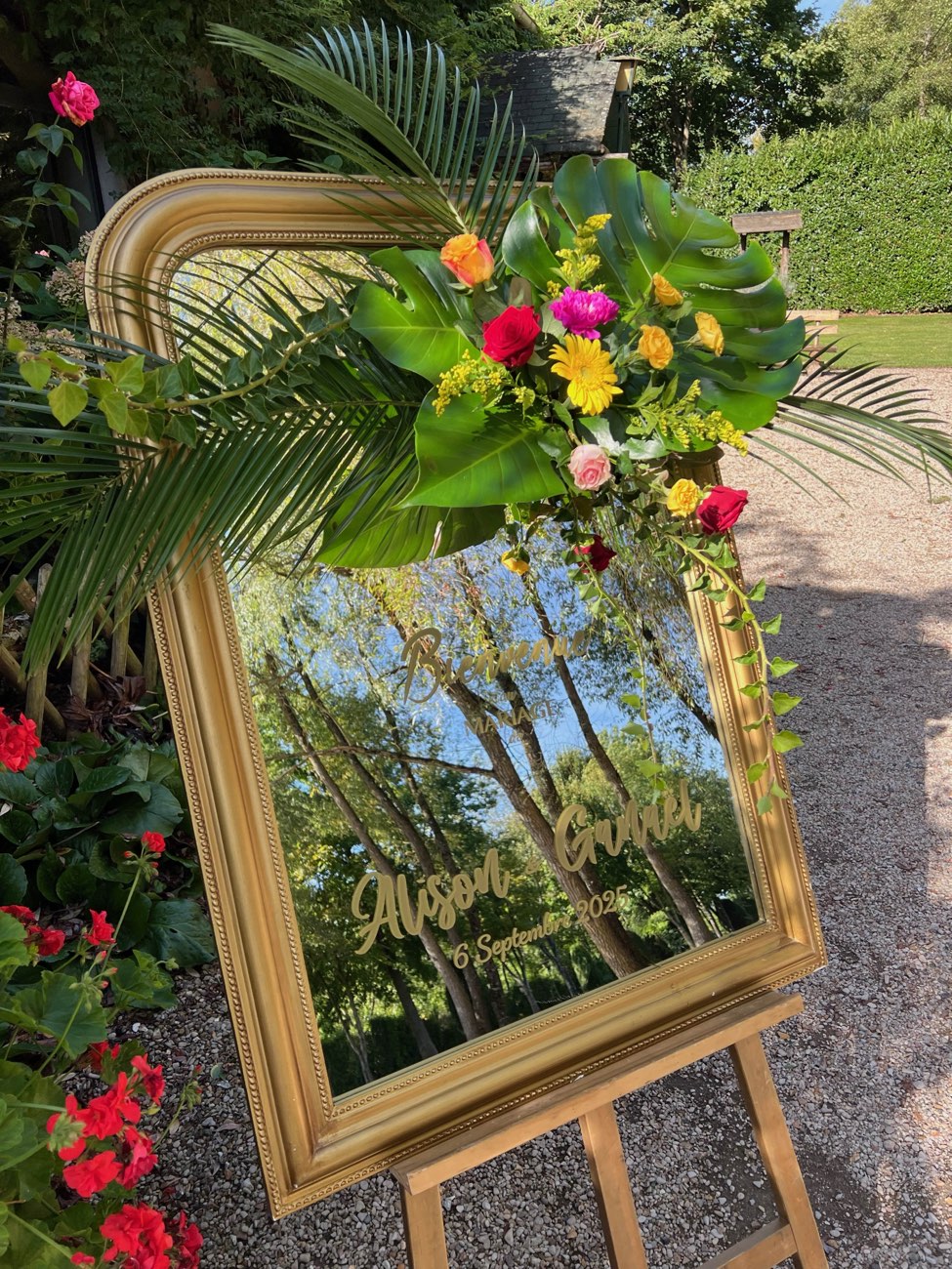 Décoration de mariage : Miroir de bienvenue et fleurs exotiques