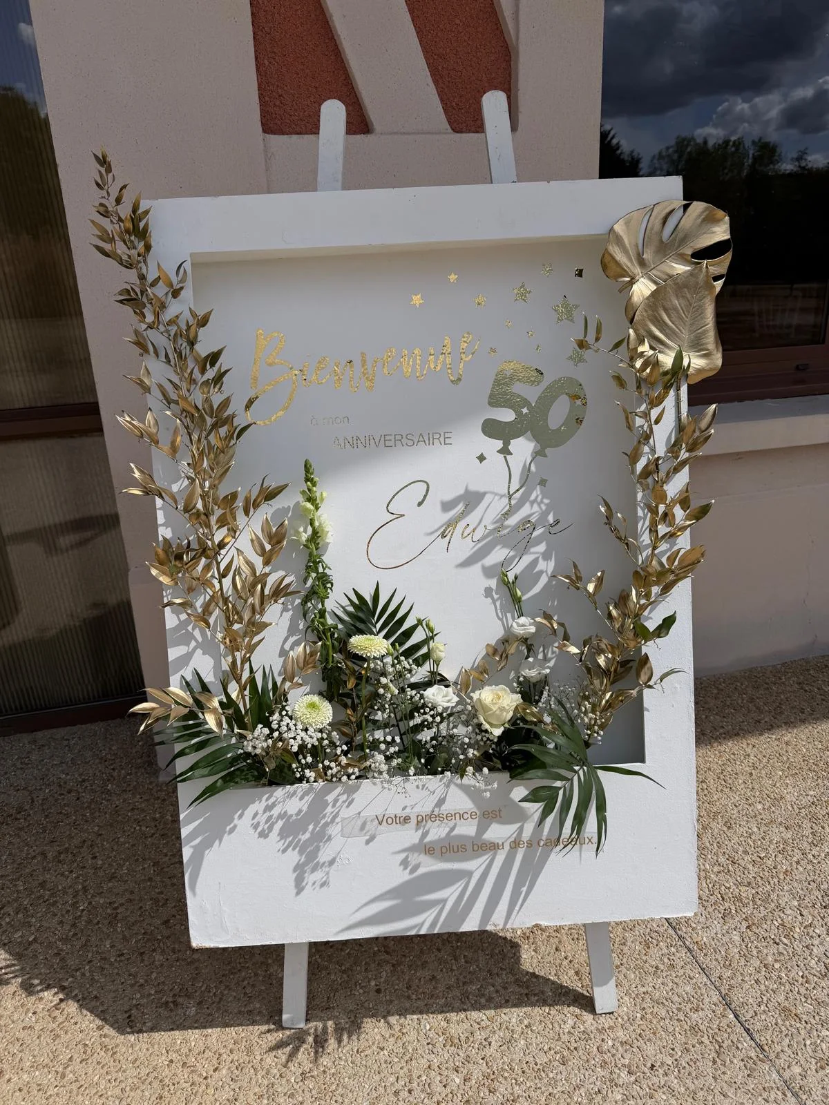 Panneau de bienvenue blanc et or pour un anniversaire, feuillage doré et fleurs blanches – Armony's Déco