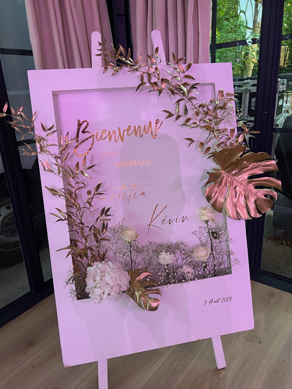 Décoration de mariage : Panneau de bienvenue et jardin floral