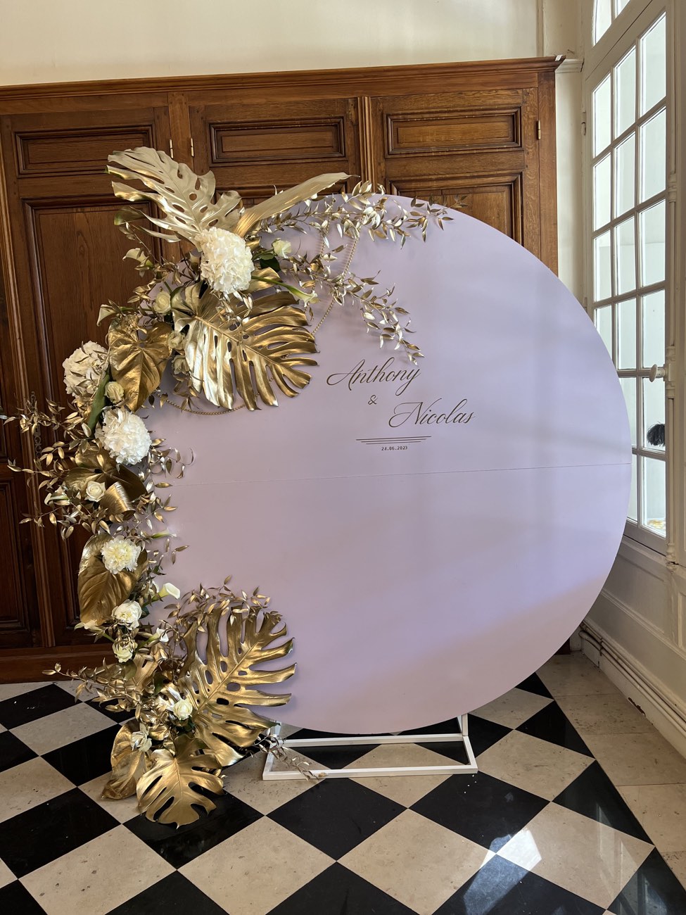 Décoration de mariage : Photo Booth fleurs et feuillage doré