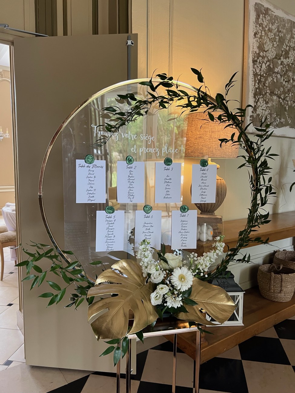 Décoration de mariage : Plan de table sur cerceau doré avec composition florale