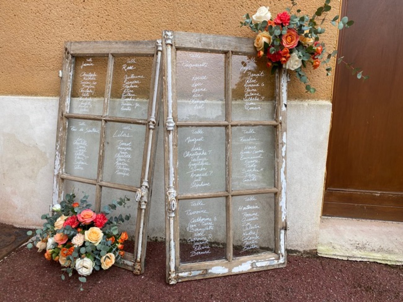 Décoration de mariage : Plan de table sur fenêtres anciennes