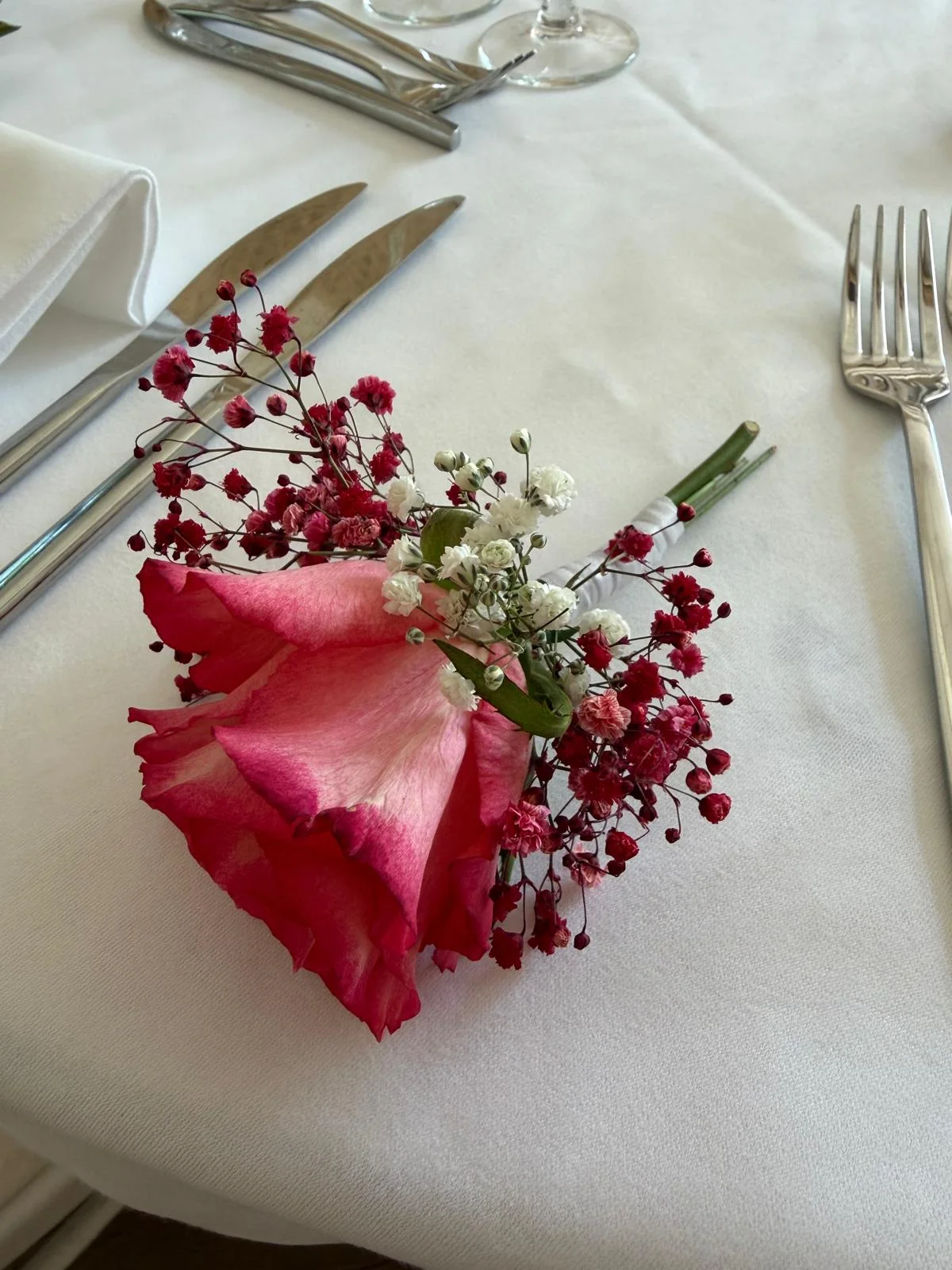 Rose rose et gypsophile rouge sur serviette – Armony's Déco