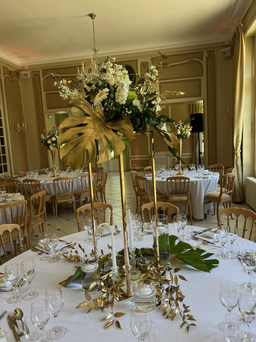 Décoration de mariage : Structure dorée et composition florale