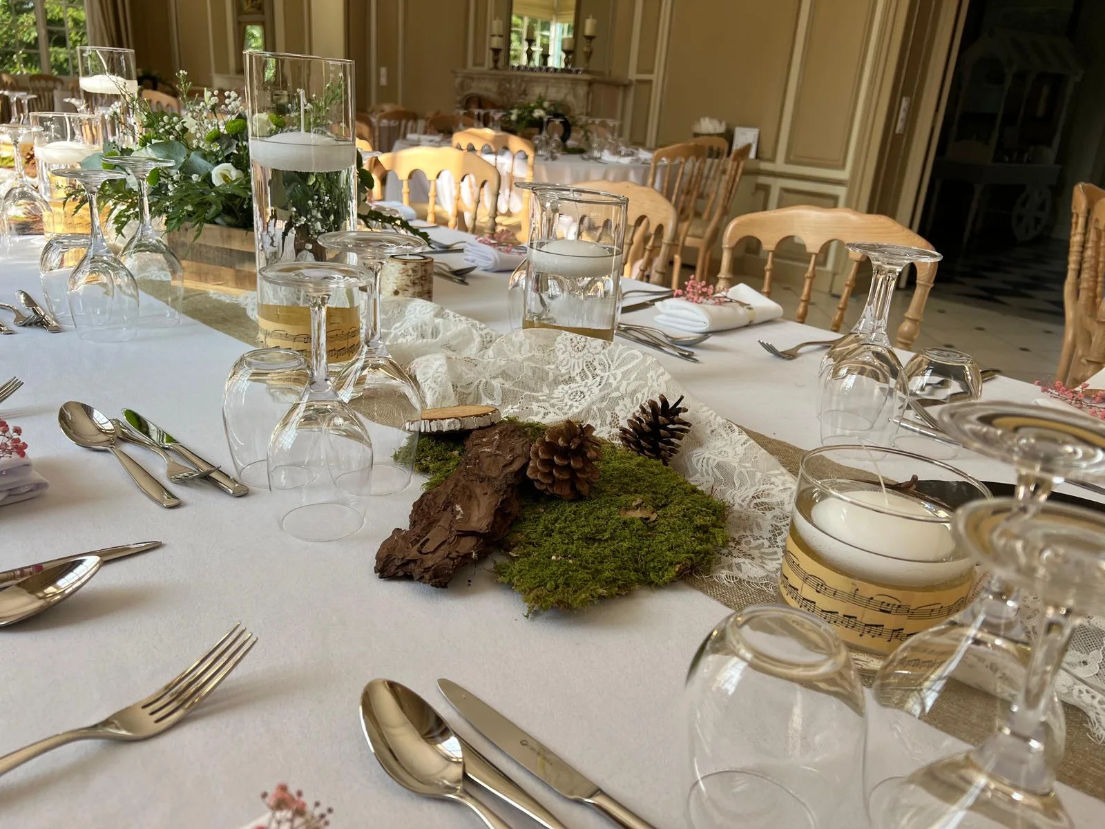 Table champêtre : mousse, pommes de pin, écorce, bougies et dentelle – Armony's Déco