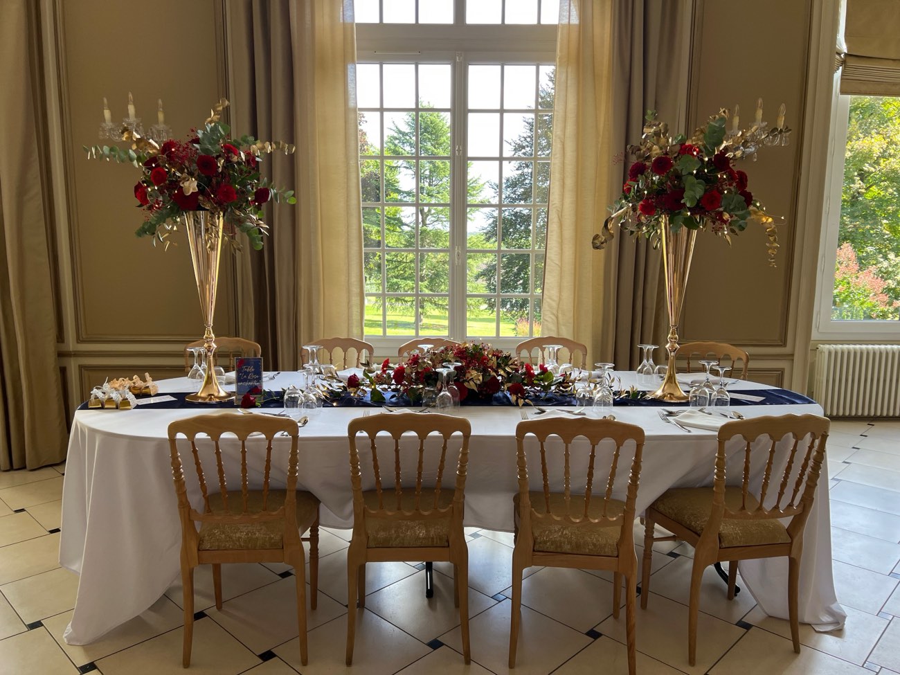 Décoration de mariage : Table d'honneur compo florale basse + 2 vases flûtes dorés fleuris