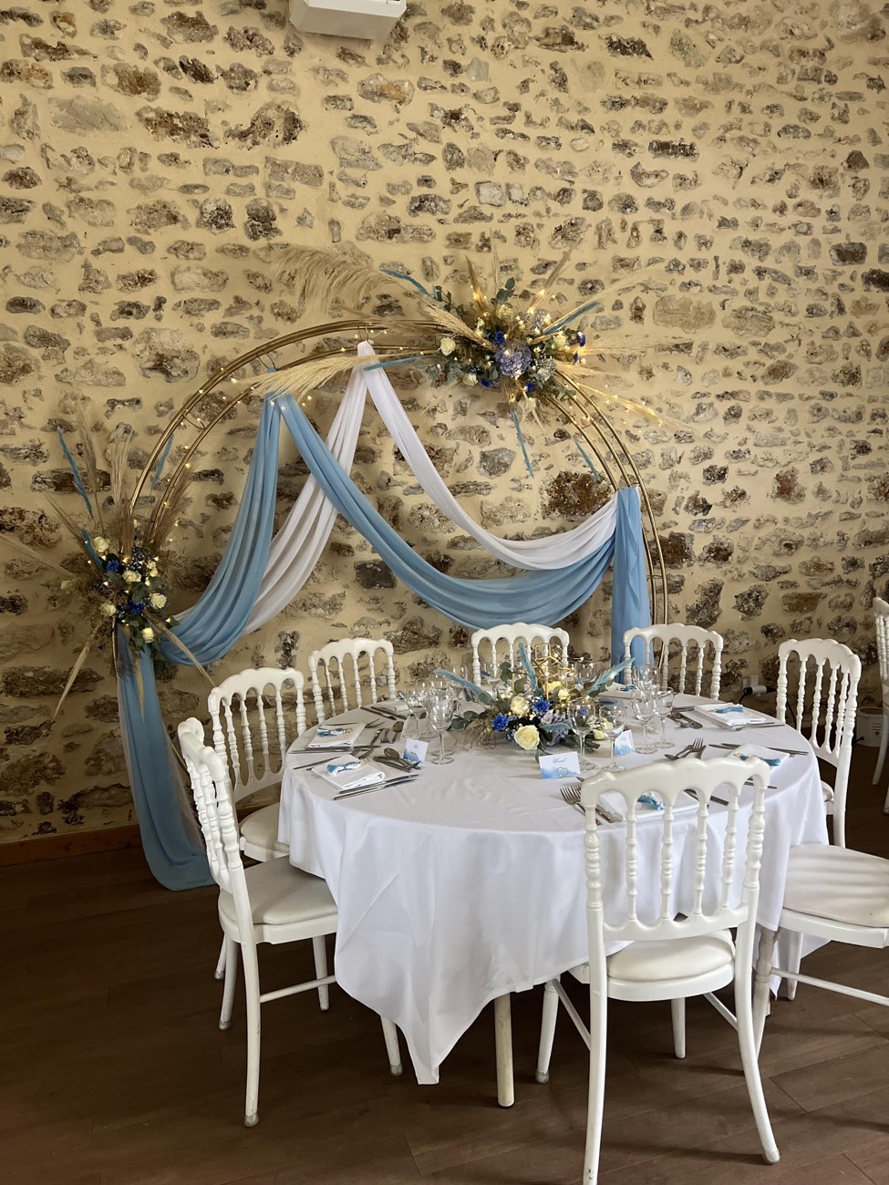 Décoration de mariage : Table d'honneur et arche avec voilage bleu