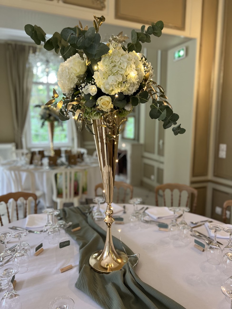 Décoration de mariage : Vase doré et composition florale