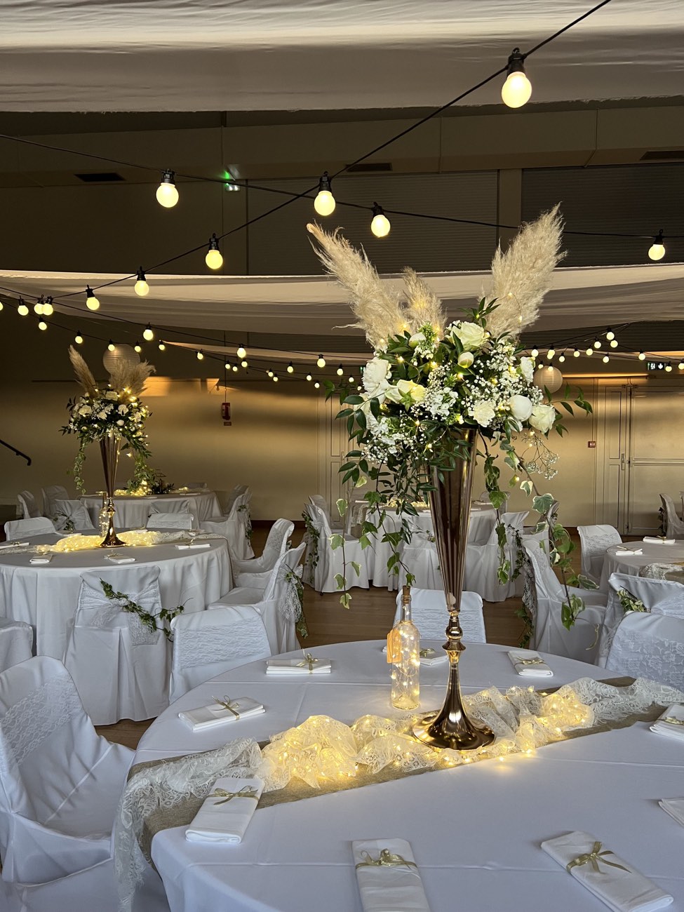 Décoration de mariage : Vase flûte doré et pampas