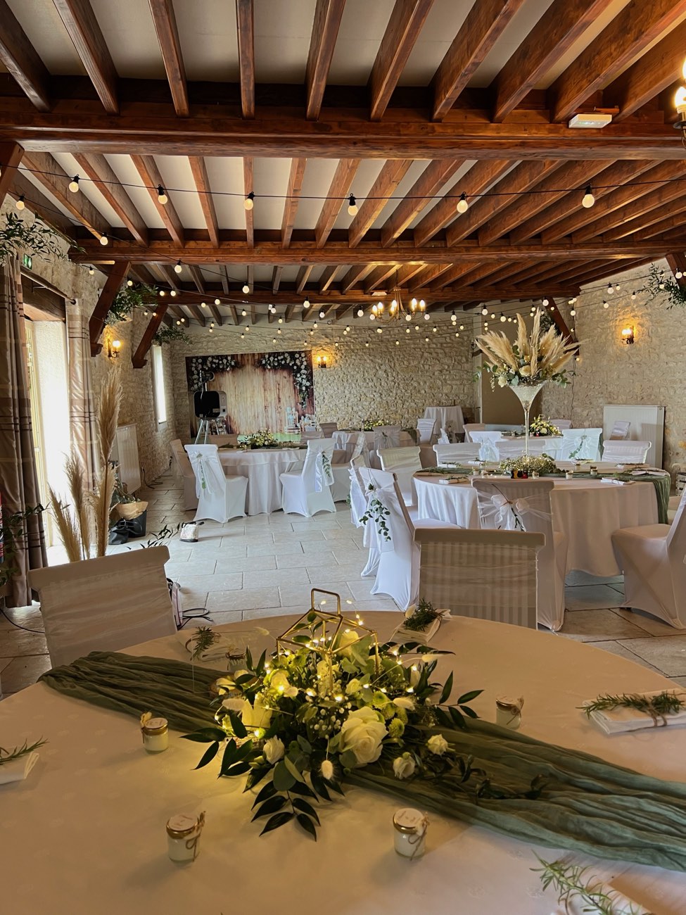 Décoration de mariage : Vert sauge et fleurs blanches